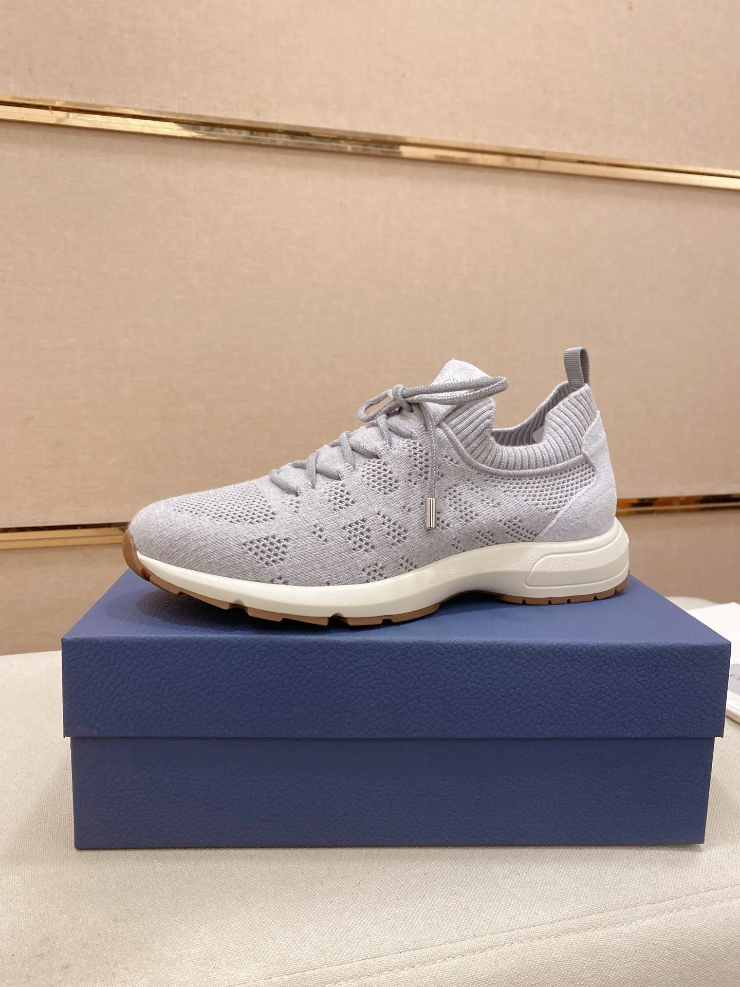Factory price: 420💰Dior's latest men's fashion sneakers. This item draws inspiration from retro jogging shoes. Featuring a thick, low-top design, it features a mesh fabric upper and an ultra-light rubber foam sole. The side is decorated with an embossed "Di~r" logo. Code number: 39-44 (order 38, 45, 46)